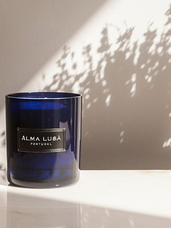 Carefully poured by hand by our craftswomen and scented with essential oils, Alma Lusa Aromatic Candle possesses a floral & soothing scent, the result of the fragrant marriage between Lavender and Chamomile.