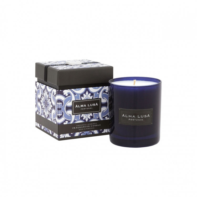 Carefully poured by hand by our craftswomen and scented with essential oils, Alma Lusa Aromatic Candle possesses a floral & soothing scent, the result of the fragrant marriage between Lavender and Chamomile.