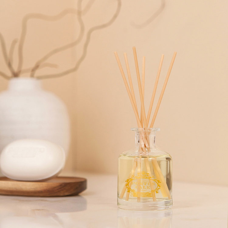 A 100mL clear glass Fragrance Diffuser, especially made to match any décor and season and perfect for those small rooms.