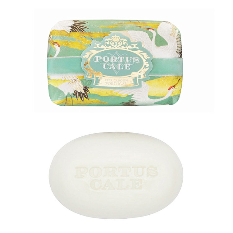 Carefully crafted with the best ingredients and a 100% vegetable base, this soap produces a luxurious, creamy lather that cleanses and perfumes the skin.