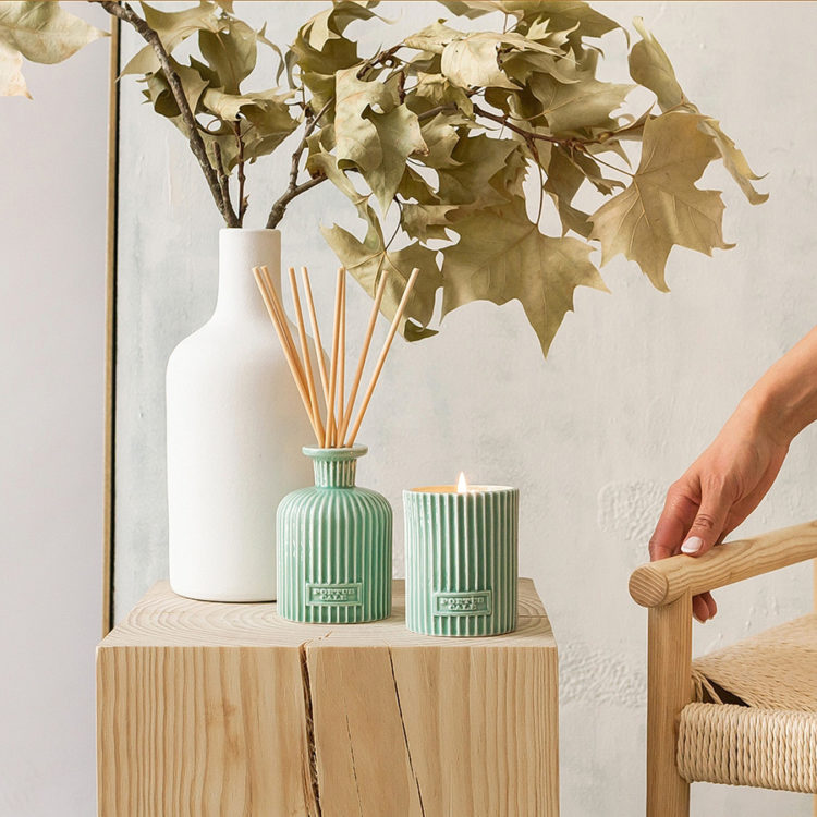 This 250mL Fragrance Diffuser has a splendid sea green ceramic bottle decorated with an elegant fluted effect that recalls the stillness and charm of a bamboo forest.