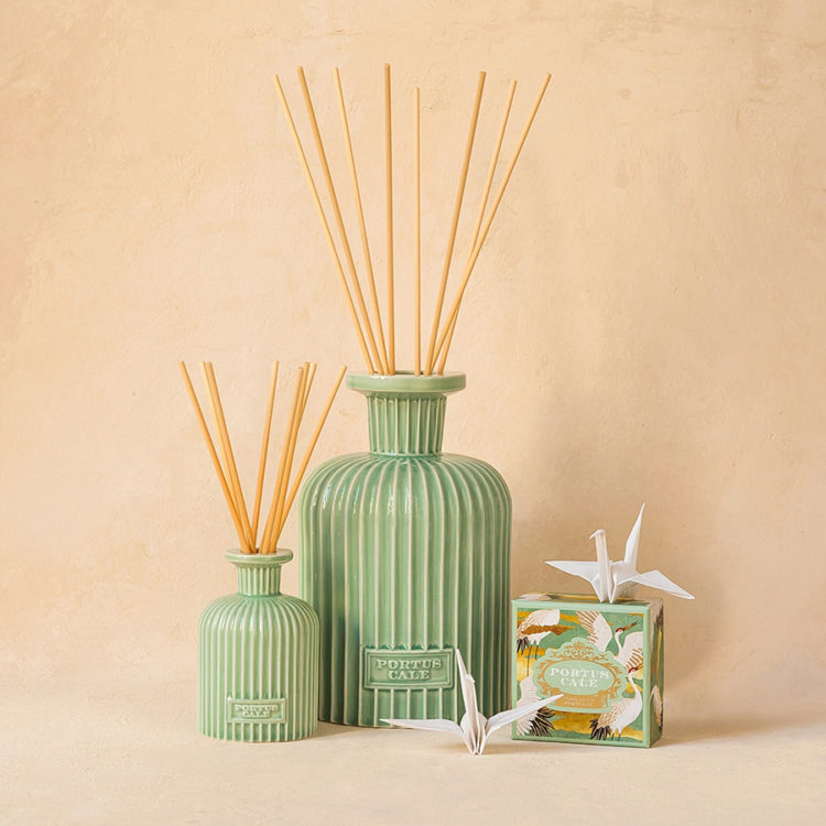 This splendid sea green ceramic 2L Diffuser Bottle is decorated with an elegant fluted effect that recalls the stillness and charm of a bamboo forest.