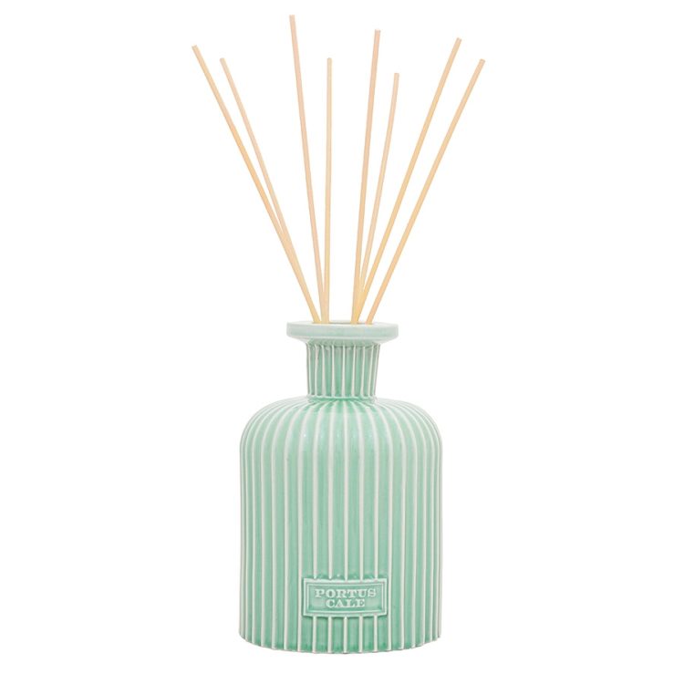 This splendid sea green ceramic 2L Diffuser Bottle is decorated with an elegant fluted effect that recalls the stillness and charm of a bamboo forest.